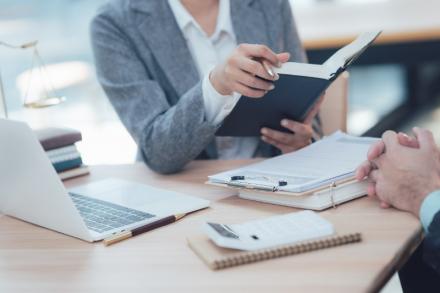 Mener son combat judiciaire contre le pervers narcissique avec un avocat