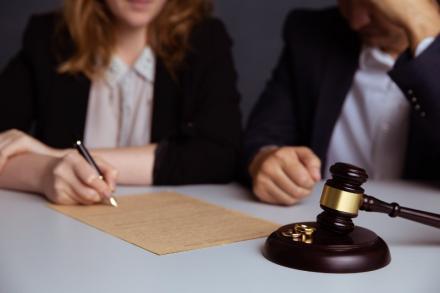 Le divorce par consentement mutuel chez le notaire – une réforme controversée