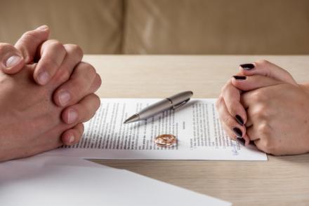  Peut-on divorcer par consentement mutuel avec un seul Avocat pour les deux époux ?