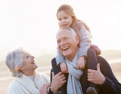Grand parents et leur petit enfant Grand parents et leur petit enfant